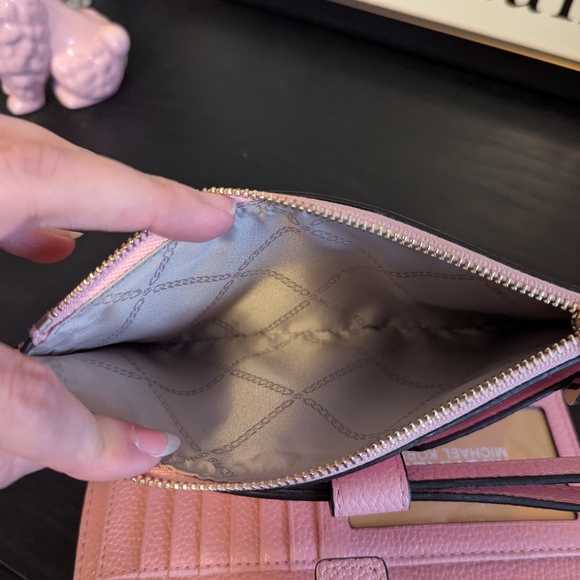 Michael Kors - Pink Wristlet - Phone Holder - Picture 10 of 11